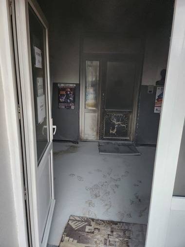 Bărbatul care a incendiat sala de aşteptate a Poliţiei Huedin, arestat preventiv / El este la a cincea faptă de ultraj