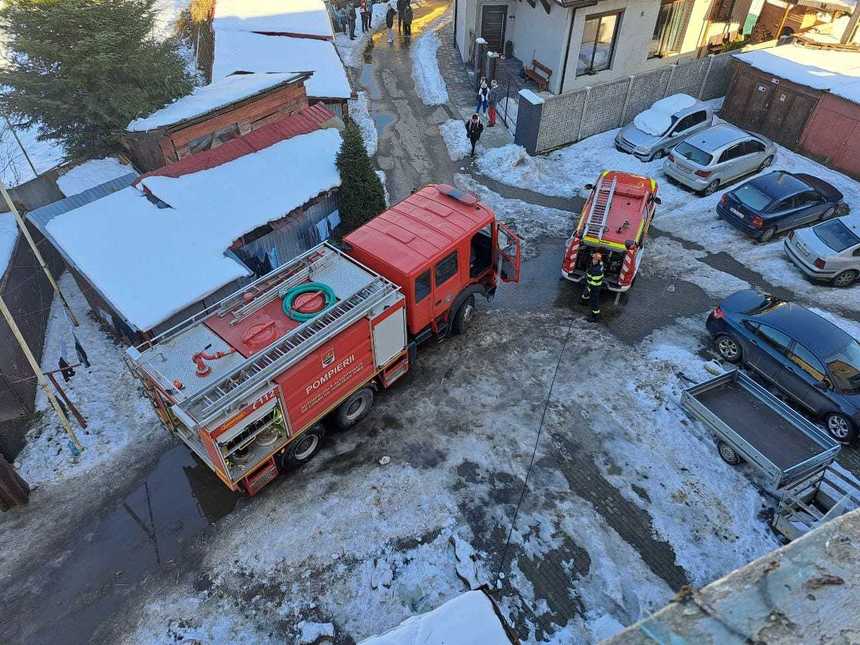 UPDATE - Timiş: Explozie urmată de incendiu la un bloc de locuinţe, în localitatea Nădrag / O persoană a suferit arsuri, fiind în stare gravă / Victima, arsuri pe 80% din corp / 17 persoane s-au evacuat