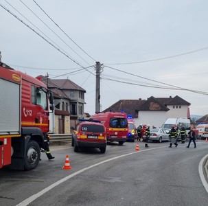 UPDATE - Bihor: Accident între un microbuz cu 20 de pasageri şi un autoturism / 14 persoane au fost rănite, între care 9 copii / Doi pasageri din autoturism, în stare gravă