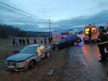 Iaşi: Accident cu două maşini în care sunt 8 oameni, pe DN 2 / Trei persoane necesită asistenţă medicală

