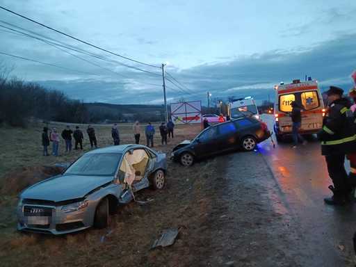 Iaşi: Accident cu două maşini în care sunt 8 oameni, pe DN 2 / Trei persoane necesită asistenţă medicală

