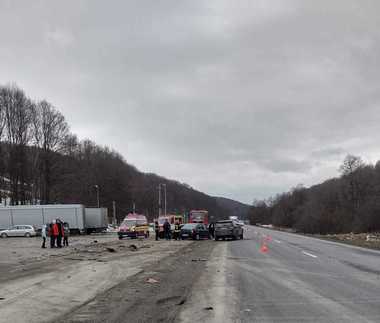 Braşov: Accident pe DN 1 – O maşină a lovit două autoturisme parcate, patru persoane fiind rănite