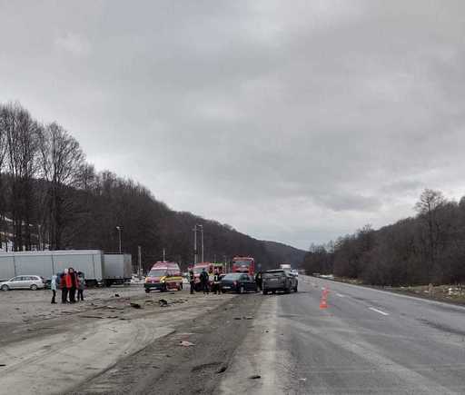 Braşov: Accident pe DN 1 – O maşină a lovit două autoturisme parcate, patru persoane fiind rănite