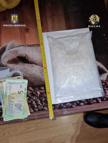 Maramureş: Bărbat care ar fi vândut droguri şi substanţe psihoactive mai multor consumatori, inclusiv liceeni, arestat preventiv/ El a fost prins în flagrant