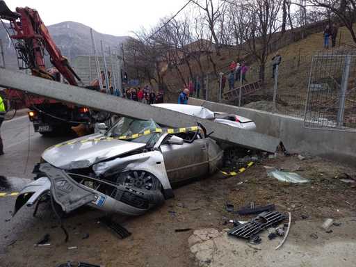 UPDATE - Buzău: O fată de 17 ani a murit şi alte două tinere au fost rănite după ce un autoturism a intrat într-un stâlp, iar acesta s-a prăbuşit peste maşină/ Traficul pe DN 10, îngreunat