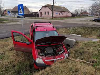 Timiş: Tânăr rănit după ce a furat o maşină, fără a avea permis de conducere, şi a intrat cu ea într-un şanţ