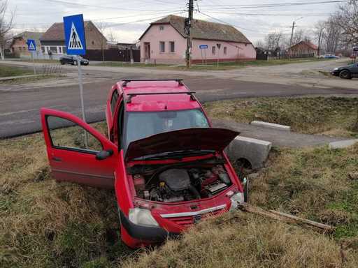 Timiş: Tânăr rănit după ce a furat o maşină, fără a avea permis de conducere, şi a intrat cu ea într-un şanţ