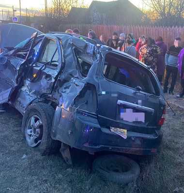 Ialomiţa: O persoană a murit şi alte două au fost rănite după ce un autoturism şi un TIR s-au ciocnit, pe DN 2 - FOTO