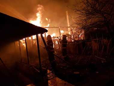 Satu Mare: Un incendiu izbucnit la o centrală termică a cuprins şi un atelier mecanic/ Intervenţia pompierilor, îngreunată de vântul puternic şi de funcţionarea necorespunzătoare a hidranţilor - FOTO