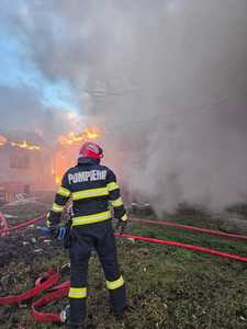 Iaşi: Incendiu la o casă din localitatea Comarna/ Doi bărbaţi, găsiţi carbonizaţi - FOTO