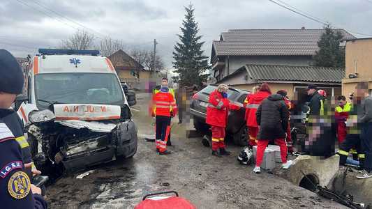 UPDATE - Iaşi: Cinci persoane, transportate la spital după ce un autoturism şi o ambulanţă s-au ciocnit / Ambulanţa venea de la un accident / Toate victimele sunt policontuzionate - FOTO