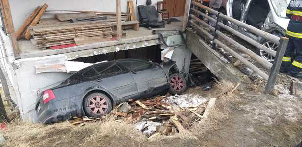 Argeş: Maşină întrată în subsolul unei case, pe DN 73

