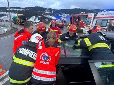 Suceava: Şapte persoane, între care doi copii, implicate într-un acicdent rutier / Cinci răniţi, transportaţi la spital