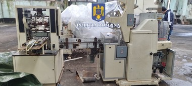 Suceava: Fabrică de ţigări clandestină şi un TIR încărcat cu ţigări de contrabandă ascunse în interiorul unor presupuse grinzi metalice, găsite de poliţişti, la Fălticeni/ Valoarea totată a bunurilor depăşeşte o jumătate de milion de euro - FOTO, VIDEO