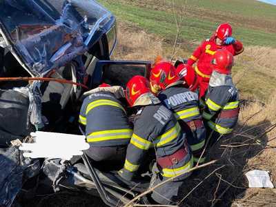 Alba: Două adolescente, rănite după ce maşina condusă de una dintre ele s-a răsturnat/ Fata, care nu are permis de conducere, a luat autoturismul fără permisiunea familiei