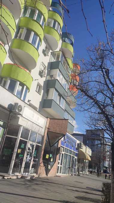 O bucată de tablă desprinsă dintr-un acoperiş a căzut peste o fată de 13 ani, la Deva/ Copila a fost dusă la spital - FOTO