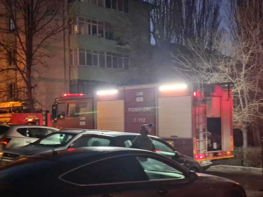 Incendiu cu degajări mari de  fum într-un bloc de nefamilişti din Craiova – 30 de persoane s-au autoevacuat, alte 30 fiind evacuate de pompieri