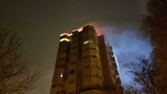 UPDATE - Incendiu de proporţii la acoperişul unui bloc din Constanţa / 37 de persoane, evacuate de pompieri, altele autoevacuate / A arso terasă improvizată  - FOTO / VIDEO

