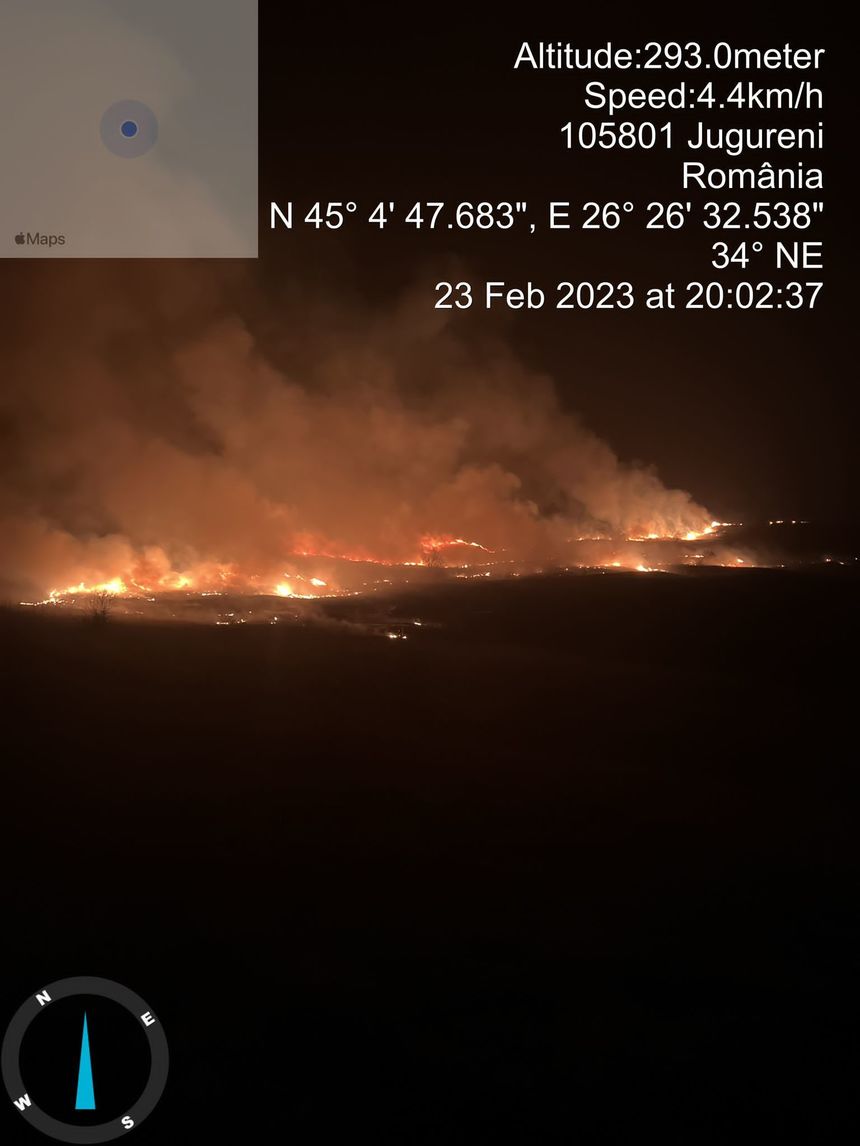 UPDATE - Puternic incendiu de vegetaţie în judeţul Prahova - Focul s-a extins pe mai multe dealuri, fiind afectată o suprafaţă de 65 de hectare - FOTO / VIDEO