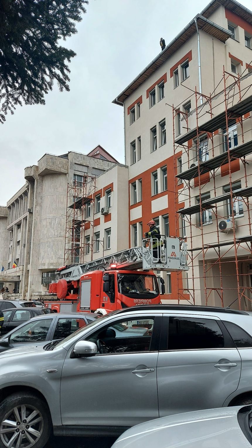 UPDATE - Un bărbat s-a urcat pe clădirea Spitalului de Urgenţă din Târgu Jiu şi ameninţă că se aruncă/ Pompieri, echipaje medicale şi poliţişti, mobilizaţi/ Bărbatul, convins să coboare - FOTO, VIDEO
