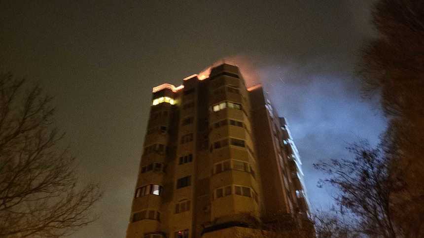 Constanţa: Poliţiştii au deschis o anchetă după incendiul izbucnit la mansarda unui bloc 