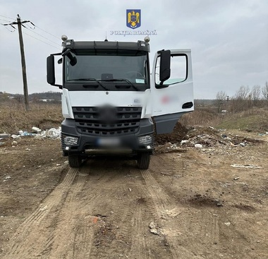 Giurgiu: Bărbat amendat cu 10.000 de lei după ce a fost prins, de două ori în aceeaşi zi, aruncând deşeuri pe un câmp. Camionul cu care transporta gunoiul a fost confiscat - FOTO
