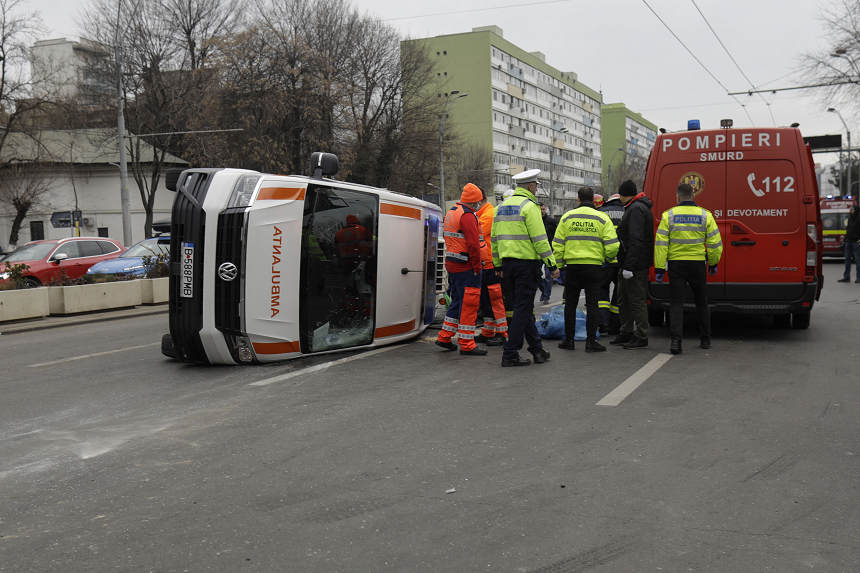 UPDATE - Ambulanţă care transporta un pacient, implicată într-un accident, în Capitală - FOTO