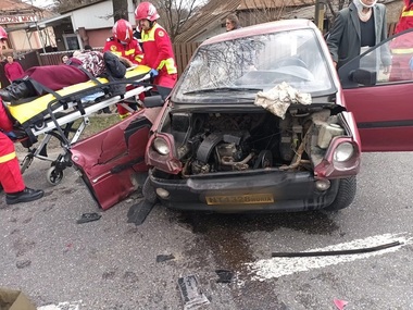 Neamţ: Şapte persoane, implicate într-un accident rutier produs pe DN 2. Două dintre ele au fost duse la spital - FOTO
