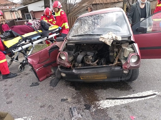 Neamţ: Şapte persoane, implicate într-un accident rutier produs pe DN 2. Două dintre ele au fost duse la spital - FOTO
