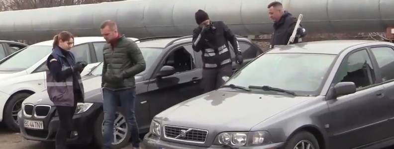 Doi tineri suspectaţi că au spart geamurile a zeci de maşini parcate în Cluj Napoca, pentru a fura din ele, au fost arestaţi la domiciliu
