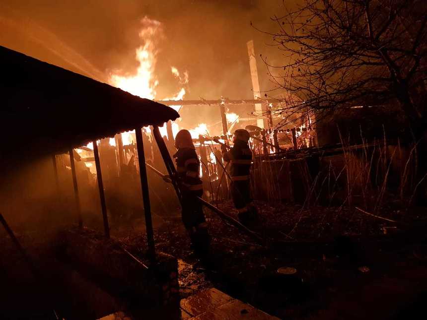 Bacău: O persoană a murit carbonizată şi alta a fost rănită într-un incendiu care a cuprins o casă
