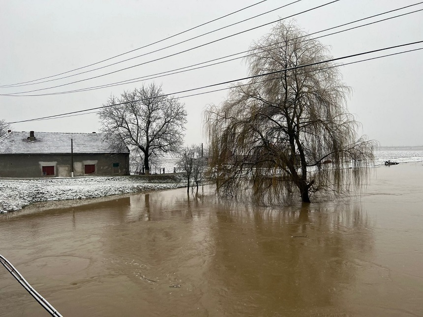 UPDATE - Cod roşu de inundaţii în Timiş, pe râul Bega/ Depăşiri ale cotelor de atenţie pe 4 râuri în judeţul Caraş-Severin/ În Hunedoara, trafic feroviar blocat, după ce un copac a căzut pe şine / Zeci de copii evacuaţi / Anunţul ”Apele Române” - FOTO

