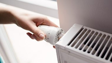 Hunedoara: O fetiţă de 6 ani a ajuns la spital, după ce robinetul unui calorifer s-a defectat, ea fiind stropită pe faţă cu apă fierbinte/ Incidentul, la o grădiniţă