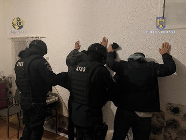 Zeci de percheziţii în şapte judeţe şi în Bucureşti, într-un dosar privind constituirea unui grup infracţional organizat şi trafic de migranţi / Peste 60 de persoane urmează a fi duse la audieri