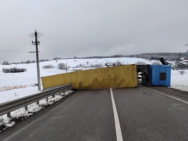 UPDATE - Trafic blocat pe DN 2 Roman –Suceava, după ce un TIR s-a răsturnat pe carosabil / Pericol de explozie din cauza scurgerilor de carburant, îndepărtat de pompieri - FOTO