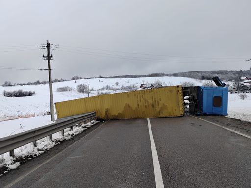 UPDATE - Trafic blocat pe DN 2 Roman –Suceava, după ce un TIR s-a răsturnat pe carosabil / Pericol de explozie din cauza scurgerilor de carburant, îndepărtat de pompieri - FOTO