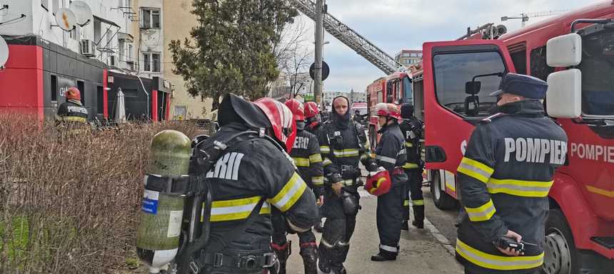 Incendiu într-un bloc din Iaşi – O persoană a fost găsită carbonizată, 13 locatari fiind evacuaţi de pompieri / Două persoane au avut nevoie de îngrijirile medicilor - FOTO