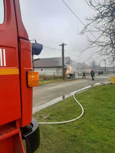 UPDATE - Camion plin cu butelii de butan, răsturnat în Satu Mare / Vehiculul a luat foc, iar incendiul s-a extins la o casă / Camionul a spart o ţeavă de gaz / 14 butelii au explodat / Şoferul, la spital - FOTO / VIDEO

