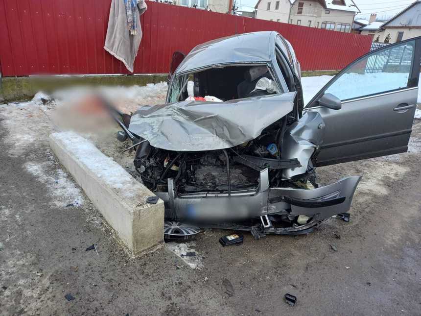 Suceava: Cinci tineri, cu vârste cuprinse între 17 şi 19 ani, răniţi într-un accident rutier