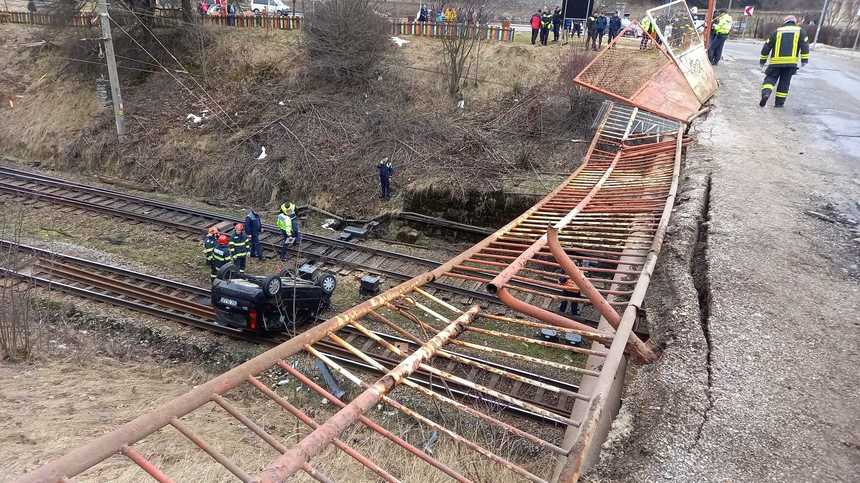UPDATE - Un autoturism a sărit de pe un pod şi a ajuns pe calea ferată, la Predeal / Traficul feroviar este blocat / Un tânăr de 22 ani, rănit - FOTO
