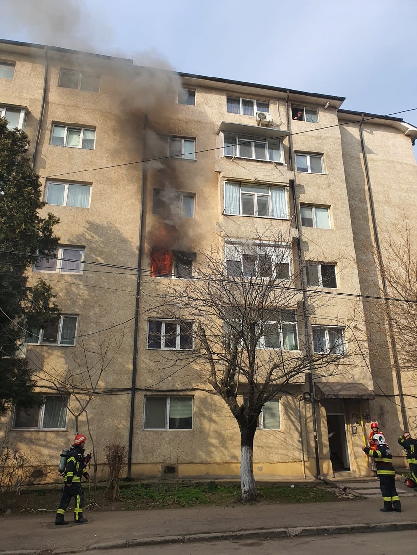 Incendiu la un apartament din Constanţa/ Zece persoane au fost evacuate - FOTO, VIDEO
