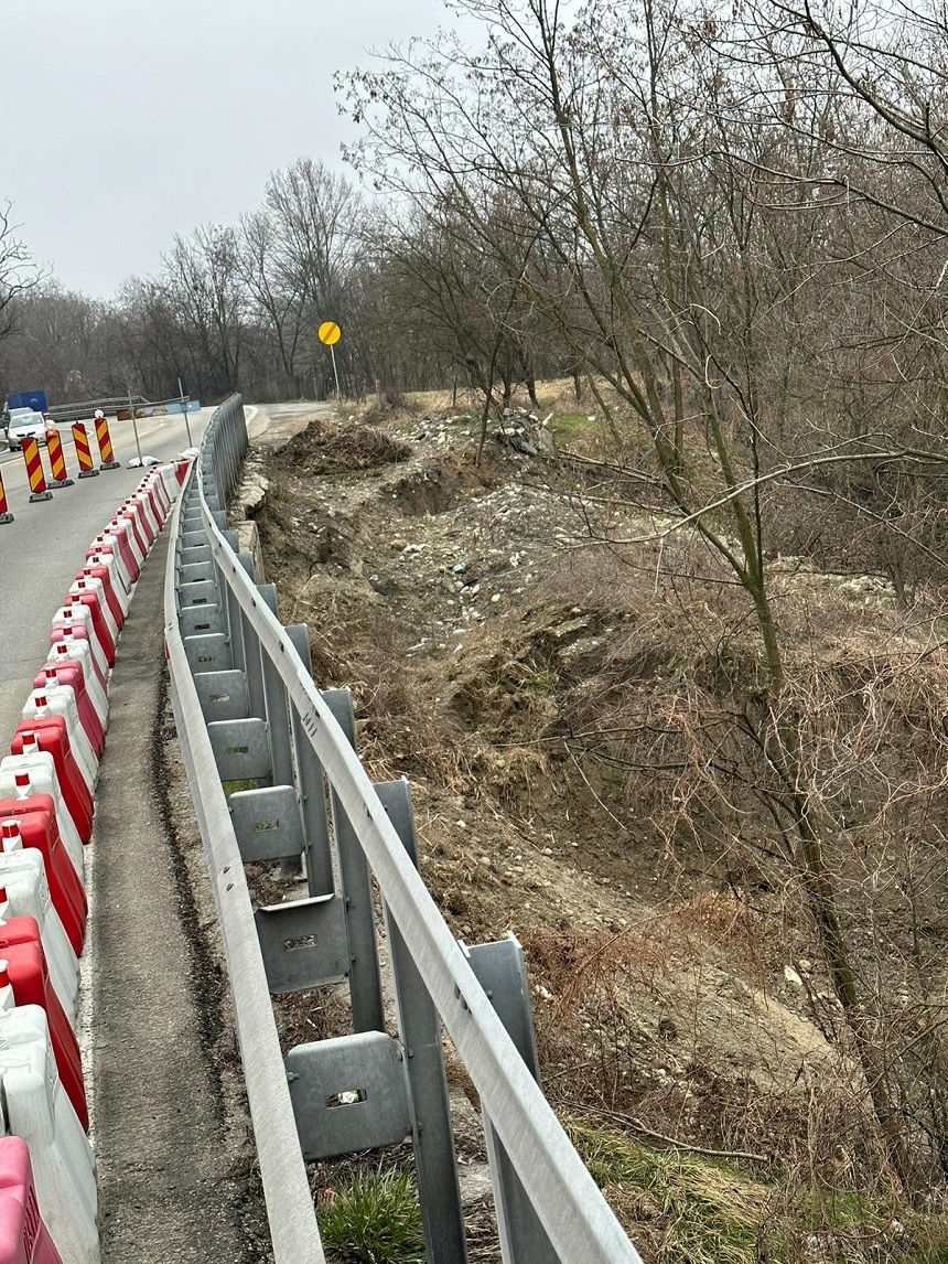 Drumul naţional 7, afectat de o alunecare de teren în judeţul Vâlcea. Pe o bandă a drumului au fost impuse restricţii - FOTO
