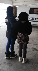 Femeie de 35 de ani, urmărită internaţional pentru înşelăciune cu carduri bancare, infracţiuni comise în Franţa, prinsă de poliţiştii doljeni 
