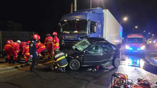 Braşov: Un tânăr a murit după ce a intrat cu maşina într-un TIR, la Ghimbav