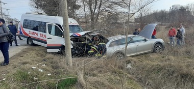 Accident între un microbuz şi un autoturism, în Eforie Nord/ Patru persoane au fost rănite, iar trei au fost transportate la Spitalul Judeţean Constanţa - FOTO
