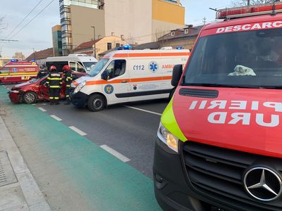 Accident rutier în Cluj-Napoca – Un autoturism şi un microbuz s-au ciocnit, doi adulţi şi doi copii, de 3 şi 5 ani, fiind transportaţi la spital