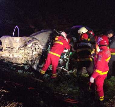 UPDATE - Olt: Accident între două maşini în care se aflau şapte persoane / Patru bărbaţi au murit / Două femei şi un bărbat, la spital - FOTO