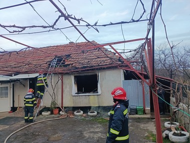 Bihor: O femeie şi fiul său, cu handicap locomotor, au murit în urma unui incendiu care le-a cuprins locuinţa/ Focul ar fi pornit de la acumulatorul scaunului electric cu rotile