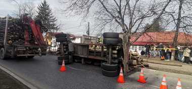 UPDATE - Iaşi: Patru persoane, rănite după ce remorca unui camion s-a răsturnat, iar buştenii transportaţi au căzut peste pietoni, la Paşcani - FOTO