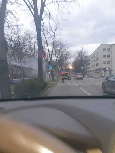 UPDATE - Un tramvai Bozankaya a luat foc în mers, la Timişoara / Incendiul, de la sistemul de frânare - FOTO, VIDEO